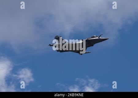 Il velivolo jet multirolo Dassault Rafale dell'aeronautica francese, Armee De l'Air, esegue una dimostrazione di volo, con il capitano pilota volante Sebastien Nativel come visto nel 53rd International Paris Air Show all'aeroporto LBG LFPB di le Bourget, in Francia, in una giornata estiva dal cielo blu con le nuvole. Parigi, Francia - 21 giugno 2019 (Foto di Nicolas Economou/NurPhoto) Foto Stock