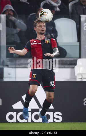 Il difensore di Genova Peter Ankersen (32) controlla la palla durante la Serie A partita di calcio n.10 JUVENTUS - GENOVA il 30 ottobre 2019 allo Stadio Allianz di Torino, Piemonte. Risultato finale: Juventus-Genova 2-1. (Foto di Matteo Bottanelli/NurPhoto) Foto Stock