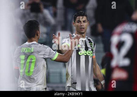 Juventus Forward Cristiano Ronaldo (7) festeggia con il forward Juventus Paulo Dybala (10) dopo aver segnato il suo gol per farne 1-0 2-1 durante la Serie A Football Match n.10 JUVENTUS - GENOVA il 30 ottobre 2019 allo Stadio Allianz di Torino, Piemonte, Italia. Risultato finale: Juventus-Genova 2-1. (Foto di Matteo Bottanelli/NurPhoto) Foto Stock