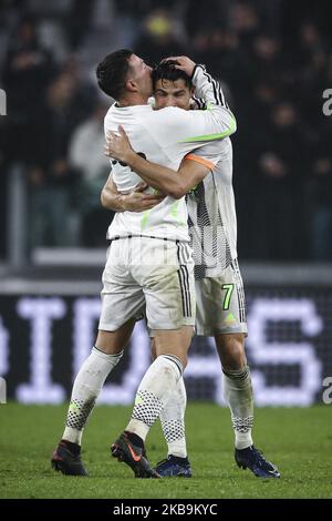 Juventus forward Cristiano Ronaldo (7) festeggia con la Juventus forward Federico Bernardeschi (33) dopo la Serie A Football Match n.10 JUVENTUS - GENOVA il 30 ottobre 2019 allo Stadio Allianz di Torino, Piemonte, Italia. Risultato finale: Juventus-Genova 2-1. (Foto di Matteo Bottanelli/NurPhoto) Foto Stock