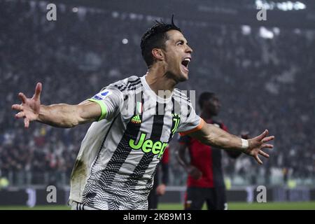 Juventus Forward Cristiano Ronaldo (7) festeggia dopo aver segnato il suo gol per renderlo 2-1 durante la Serie A Football Match n.10 JUVENTUS - GENOVA il 30 ottobre 2019 allo Stadio Allianz di Torino, Piemonte, Italia. Risultato finale: Juventus-Genova 2-1. (Foto di Matteo Bottanelli/NurPhoto) Foto Stock