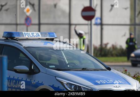 I membri delle unità di polizia di Rzeszow durante la 'Candle 2019 Action' (in polacco: Akcja Znicz) - una campagna annuale organizzata dalla polizia durante la Giornata dei Santi. Il 1st novembre, giorno di tutti i Santi, molte persone in Polonia rispettano i familiari morti. Il 1st novembre è una giornata fuori dal lavoro, e molti viaggiano per visitare le tombe dei loro cari. Durante la settimana precedente, tutte le tombe sono pulite, e molti fiori e candele sono posti in cima alle tombe. Giovedì 31 ottobre 2019 a Rzeszow, Polonia. (Foto di Artur Widak/NurPhoto) Foto Stock