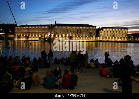 La gente si gode la serata al tramonto sulle rive del fiume Garonna a Tolosa. Tolosa. Francia. Ottobre 30th 2019. (Foto di Alain Pitton/NurPhoto) Foto Stock