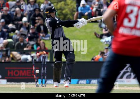 Martin Guptill del nuovo ZealandÂ è pulito byÂ samCurran di EnglandÂ durante la prima T20 partita internazionale tra Inghilterra e Nuova Zelanda a Hagley Oval a Christchurch, Nuova Zelanda il 01 novembre 2019.Â (Foto di Sanka Vidanagama/NurPhoto) Foto Stock