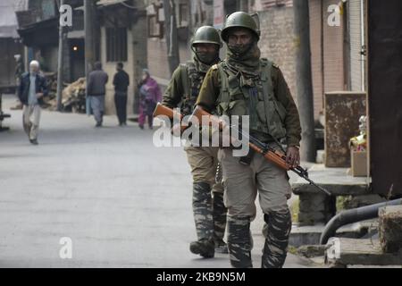 Le forze paramilitari indiane pattugliano durante le restrizioni a Srinagar, gli indiani amministravano il Kashmir il 01 novembre 2019. Il governo indiano ha dispermesso le preghiere del venerdì in Historic Jamia Masjid per 13th volta. Tuttavia, le autorità hanno posto delle restrizioni in molte parti della valle, mentre i servizi mobili prepagati e i servizi Internet rimangono in piena fioritura il 89th° giorno. (Foto di Muzamil Mattoo/NurPhoto) Foto Stock