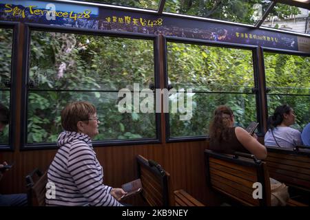 La gente è vista a cavallo sul tram di picco a Hong Kong, Cina, 1 novembre 2019. (Foto di Vernon Yuen/NurPhoto) Foto Stock