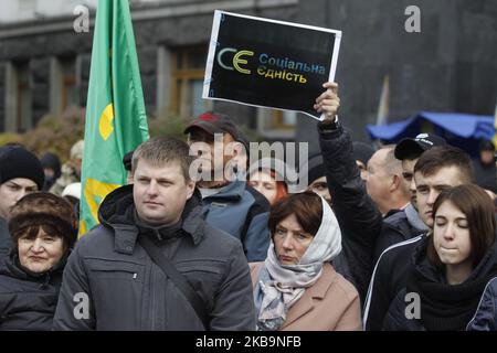 La gente partecipa a un raduno a sostegno del presidente ucraino Volodymyr Zelensky presso l'ufficio presidenziale a Kiev, Ucraina, il 1 novembre 2019. I sostenitori del presidente ucraino si sono riuniti nel loro raduno per il suo sostegno presso l'Ufficio Presidenziale. (Foto di Str/NurPhoto) Foto Stock