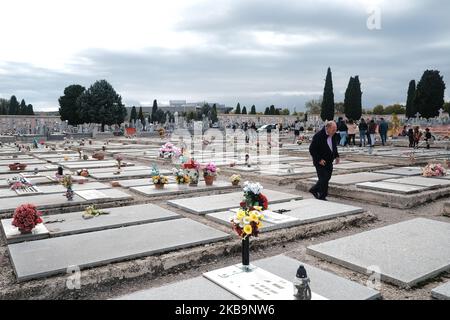 La gente va ai cimiteri per pulire le tombe e portare i fiori ai loro morti durante la giornata di tutti i santi, il 1st novembre 2019 a Madrid Spagna. (Foto di Antonio Navia/NurPhoto) Foto Stock