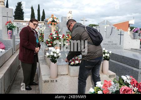 La gente va ai cimiteri per pulire le tombe e portare i fiori ai loro morti durante la giornata di tutti i santi, il 1st novembre 2019 a Madrid Spagna. (Foto di Antonio Navia/NurPhoto) Foto Stock