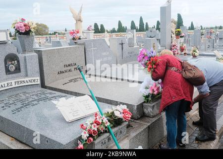 La gente va ai cimiteri per pulire le tombe e portare i fiori ai loro morti durante la giornata di tutti i santi, il 1st novembre 2019 a Madrid Spagna. (Foto di Antonio Navia/NurPhoto) Foto Stock