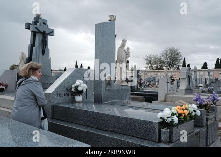 La gente va ai cimiteri per pulire le tombe e portare i fiori ai loro morti durante la giornata di tutti i santi, il 1st novembre 2019 a Madrid Spagna. (Foto di Antonio Navia/NurPhoto) Foto Stock