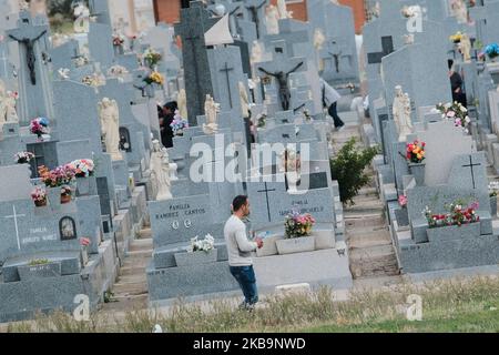 La gente va ai cimiteri per pulire le tombe e portare i fiori ai loro morti durante la giornata di tutti i santi, il 1st novembre 2019 a Madrid Spagna. (Foto di Antonio Navia/NurPhoto) Foto Stock