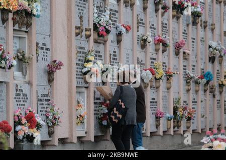 La gente va ai cimiteri per pulire le tombe e portare i fiori ai loro morti durante la giornata di tutti i santi, il 1st novembre 2019 a Madrid Spagna. (Foto di Antonio Navia/NurPhoto) Foto Stock