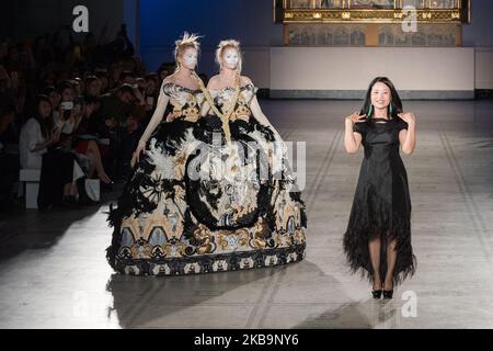 Il fashion designer cinese Guo Pei riconosce il pubblico alla fine della sua prima sfilata in pista nel Regno Unito, che si è esibita per celebrare il 20th° anniversario della serie Fashion in Motion di V&A il 01 novembre 2019 a Londra, Inghilterra. (Foto di Wiktor Szymanowicz/NurPhoto) Foto Stock