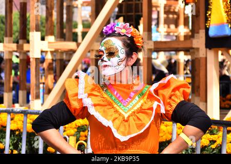 Le persone con il volto dipinto di cranio prendono parte alla mega offerta come parte della celebrazione dia de Muertos per ricordare i morti a Zocalo. Il 1 novembre 2019 a Città del Messico, Messico. L'anniversario di quest'anno è molto vicino al 500th° anniversario di un evento sanguinoso: 18 ottobre 1519 (Foto di Eyepix/NurPhoto) Foto Stock