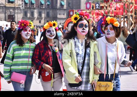 Tourist con il volto dipinto di cranio visita la mega offerta come parte della celebrazione dia de Muertos occasione per ricordare i morti a Zocalo. Il 1 novembre 2019 a Città del Messico, Messico. L'anniversario di quest'anno è molto vicino al 500th° anniversario di un evento sanguinoso: 18 ottobre 1519 (Foto di Eyepix/NurPhoto) Foto Stock