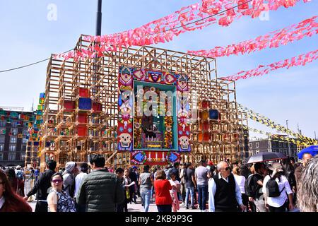 Le persone con il volto dipinto di cranio prendono parte alla mega offerta come parte della celebrazione dia de Muertos per ricordare i morti a Zocalo. Il 1 novembre 2019 a Città del Messico, Messico. L'anniversario di quest'anno è molto vicino al 500th° anniversario di un evento sanguinoso: 18 ottobre 1519 (Foto di Eyepix/NurPhoto) Foto Stock