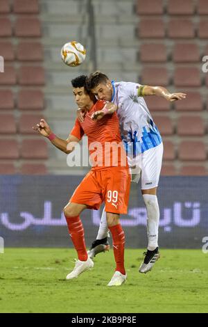 Hamdi Harbaoui di al Arabi contesta un titolo durante la partita della QNB Stars League contro al Wakrah il 1 novembre 2019 al Grand Hamad Stadium di Doha, in Qatar. (Foto di Simon Holmes/NurPhoto) Foto Stock