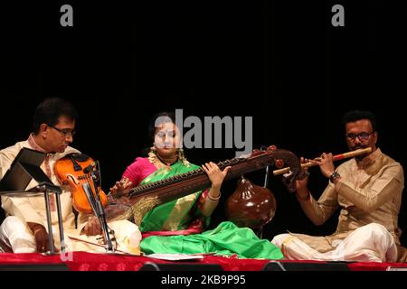 I musicisti tamil si esibiscono mentre accompagnano una ballerina Bharatnatyam mentre esegue una danza espressiva il 21 settembre 2019 a Scarborough, Ontario, Canada. (Foto di Creative Touch Imaging Ltd./NurPhoto) Foto Stock