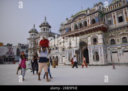 I devoti indù nepalesi arrivano con le offerte per la celebrazione del Chhath Puja Festival a Janakpur, Dhanusa, Nepal sabato 2 novembre 2019. Chhath Puja Festival, il culto del Dio Sole, è comune nella regione del Nepal Terai ed è celebrato a Kathmandu, dalle comunità di Terai e in India. Il culto deve essere basato su uno stagno, fiume o qualsiasi fonte d'acqua, secondo la tradizione religiosa. (Foto di Narayan Maharjan/NurPhoto) Foto Stock