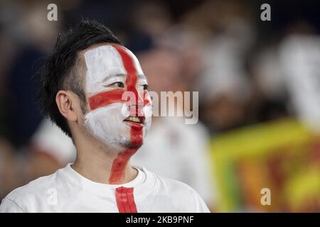 I fan si godono l'atmosfera che precede la finale della Coppa del mondo di rugby 2019 tra Inghilterra e Sud Africa allo Stadio Internazionale Yokohama il 02 novembre 2019 a Yokohama, Kanagawa, Giappone. (Foto di Alessandro di Ciommo/NurPhoto) Foto Stock