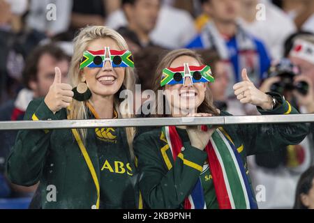 I fan si godono l'atmosfera che precede la finale della Coppa del mondo di rugby 2019 tra Inghilterra e Sud Africa allo Stadio Internazionale Yokohama il 02 novembre 2019 a Yokohama, Kanagawa, Giappone. (Foto di Alessandro di Ciommo/NurPhoto) Foto Stock