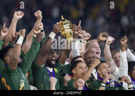 Il capitano sudafricano Siya Kolisi solleva il trofeo con i suoi compagni di squadra FAF de Klerk (l) Herschel Jantjies (2nd r) e Cheslin Kolle dopo la finale della Coppa del mondo di rugby 2019 tra Inghilterra e Sudafrica allo Stadio Internazionale Yokohama il 02 novembre 2019 a Yokohama, Kanagawa, Giappone. (Foto di Alessandro di Ciommo/NurPhoto) Foto Stock