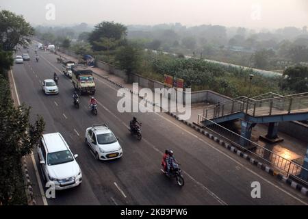 I livelli di inquinamento sono aumentati come lo smog tossico inghiottì Delhi dopo le celebrazioni di Diwali nella capitale nazionale che hanno costretto le agenzie governative a dichiarare emergenza di salute pubblica a Nuova Delhi, India il 01 novembre 2019. I livelli di smog si sono impennati durante l'inverno a Delhi, quando la qualità dell'aria spesso eclissa i livelli di sicurezza dell'Organizzazione Mondiale della Sanità. L'aria più fredda intrappola le sostanze inquinanti, come quelle provenienti da veicoli, cantieri edili e agricoltori che bruciano le colture nelle regioni al di fuori della capitale indiana, vicine al suolo. (Foto di Mayank Makhija/NurPhoto) Foto Stock