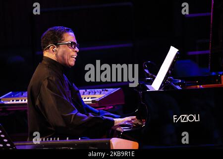 Il pianista e compositore americano Herbie Hancock suona dal vivo al Conservatorio Verdi il 1st novembre 2019 a Milano. (Foto di Roberto Finizio/NurPhoto) Foto Stock