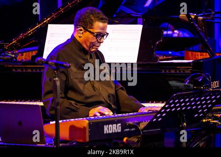 Il pianista e compositore americano Herbie Hancock suona dal vivo al Conservatorio Verdi il 1st novembre 2019 a Milano. (Foto di Roberto Finizio/NurPhoto) Foto Stock