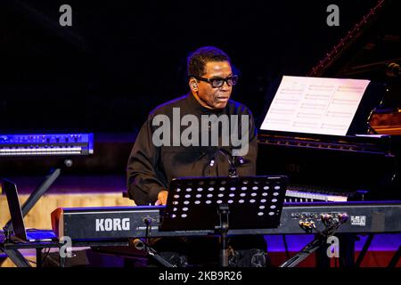 Il pianista e compositore americano Herbie Hancock suona dal vivo al Conservatorio Verdi il 1st novembre 2019 a Milano. (Foto di Roberto Finizio/NurPhoto) Foto Stock