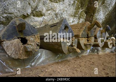 Poso, Sulawesi centrale, Indonesia (novembre 2): Linee di bare contenenti teschi umani nell'area della riserva culturale delle grotte di Pamona a Tentena, Poso Regency, Provincia di Sulawesi centrale, Indonesia il 2 novembre 2019. La grotta lunga 200 metri con una profondità di 80 metri è un deposito per i resti della tribù di Pamona o delle popolazioni indigene della Reggenza di Poso. Si pensa che gli antenati di Pamona esistessero nell'età della pietra intorno al 2000 a.C. (Foto di Basri Marzuki/NurPhoto) Foto Stock