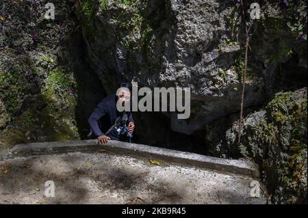 Poso, Sulawesi centrale, Indonesia (2 novembre): Un visitatore entra nell'area del patrimonio culturale della grotta di Pamona a Tentena, nella reggenza di Poso, nella provincia di Sulawesi centrale, Indonesia il 2 novembre 2019. La grotta lunga 200 metri con una profondità di 80 metri è un deposito per i resti della tribù di Pamona o delle popolazioni indigene della Reggenza di Poso. Si pensa che gli antenati di Pamona esistessero nell'età della pietra intorno al 2000 a.C. (Foto di Basri Marzuki/NurPhoto) Foto Stock