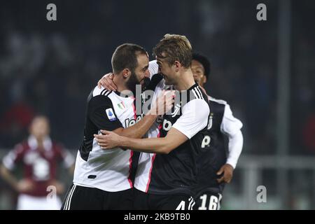 Il difensore della Juventus Matthijs De ligt (4) e la Juventus avanti Gonzalo Higuain (21) festeggiano dopo la Serie Una partita di calcio n.11 TORINO - JUVENTUS il 02 novembre 2019 allo Stadio Olimpico Grande Torino di Torino, Piemonte, Italia. Risultato finale: Torino-Juventus 0-1. (Foto di Matteo Bottanelli/NurPhoto) Foto Stock