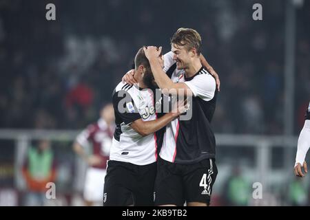 Il difensore della Juventus Matthijs De ligt (4) e la Juventus avanti Gonzalo Higuain (21) festeggiano dopo la Serie Una partita di calcio n.11 TORINO - JUVENTUS il 02 novembre 2019 allo Stadio Olimpico Grande Torino di Torino, Piemonte, Italia. Risultato finale: Torino-Juventus 0-1. (Foto di Matteo Bottanelli/NurPhoto) Foto Stock