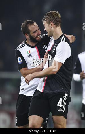 Il difensore della Juventus Matthijs De ligt (4) e la Juventus avanti Gonzalo Higuain (21) festeggiano dopo la Serie Una partita di calcio n.11 TORINO - JUVENTUS il 02 novembre 2019 allo Stadio Olimpico Grande Torino di Torino, Piemonte, Italia. Risultato finale: Torino-Juventus 0-1. (Foto di Matteo Bottanelli/NurPhoto) Foto Stock