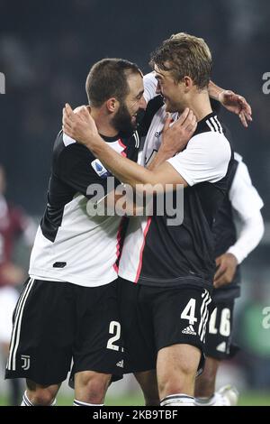 Il difensore della Juventus Matthijs De ligt (4) e la Juventus avanti Gonzalo Higuain (21) festeggiano dopo la Serie Una partita di calcio n.11 TORINO - JUVENTUS il 02 novembre 2019 allo Stadio Olimpico Grande Torino di Torino, Piemonte, Italia. Risultato finale: Torino-Juventus 0-1. (Foto di Matteo Bottanelli/NurPhoto) Foto Stock