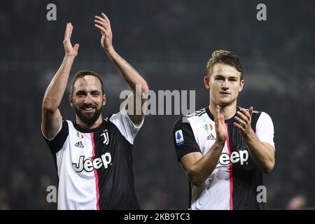 La Juventus avanti Gonzalo Higuain (21) e il difensore della Juventus Matthijs De ligt (4) festeggiano la vittoria dopo la Serie A partita di calcio n.11 TORINO - JUVENTUS il 02 novembre 2019 allo Stadio Olimpico Grande Torino di Torino, Piemonte, Italia. Risultato finale: Torino-Juventus 0-1. (Foto di Matteo Bottanelli/NurPhoto) Foto Stock