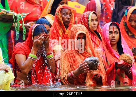 I devoti pregano durante Chhath Puja allo storico Tempio di Galta a Jaipur, Sabato, 2 Novembre, 2019. Chhath Puja, segnata da rigorosi rituali, è osservata in un periodo di quattro giorni durante i quali i devoti digiunano e si astengono dall'acqua potabile, si fermano in acqua per lunghi periodi di tempo, e offrono prasad (offerte di preghiera) e 'arghyaa' al setting e al Rising Sun. (Foto di Vishal Bhatnagar/NurPhoto) Foto Stock