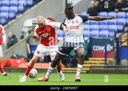 Paddy Madden di Fleetwood Town competere per il possesso Josh Emmanuel di Bolton Wanderers durante la partita Sky Bet League 1 tra Bolton Wanderers e Fleetwood Town al Reebok Stadium, Bolton Sabato 2nd novembre 2019. (Foto di Tim Markland/MI News/NurPhoto) Foto Stock