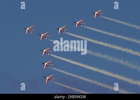 La squadra di espositore per dimostrazioni di volo acrobatico francese dell'aeronautica francese Patrouille de France ( Patrouille Acrobatique de France o PAF ) con getti Alpha, Nello specifico, Dassault-Breguet-Dornier Alpha Jet e durante una demo di un programma aereo sul cielo greco alla 8th Athens Flying Week 2019 presso la base aerea militare di Tanagra nei pressi di Atene, Grecia il 22 settembre 2019 (Foto di Nicolas Economou/NurPhoto) Foto Stock