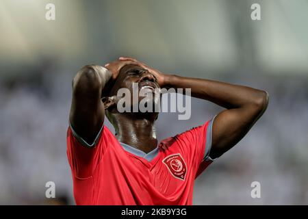 Almoez Ali rues di al Duhail un'occasione persa durante la partita della QNB Stars League allo stadio Abdullah bin Khalifa di Doha, Qatar, il 3 novembre 2019. (Foto di Simon Holmes/NurPhoto) Foto Stock