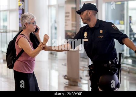 Gli attivisti della Proindipendenza della Catalogna occupano l'aeroporto di El Prat - Barcellona, in risposta alla pena detentiva di 100 anni ai leader dell'indipendenza della Catalogna, a Barcellona, in Catalogna, in Spagna. Il 14 ottobre 2019. (Foto di Miquel Llop/NurPhoto) Foto Stock