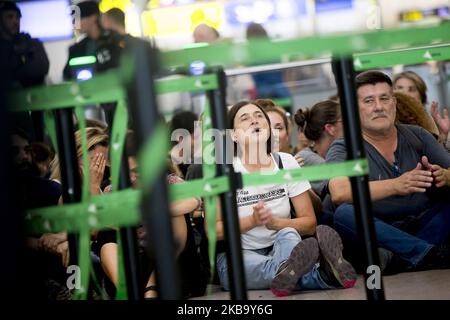 Gli attivisti della Proindipendenza della Catalogna occupano l'aeroporto di El Prat - Barcellona, in risposta alla pena detentiva di 100 anni ai leader dell'indipendenza della Catalogna, a Barcellona, in Catalogna, in Spagna. Il 14 ottobre 2019. (Foto di Miquel Llop/NurPhoto) Foto Stock