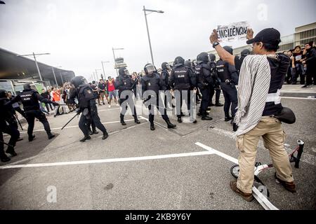 Gli attivisti della Proindipendenza della Catalogna occupano l'aeroporto di El Prat - Barcellona, in risposta alla pena detentiva di 100 anni ai leader dell'indipendenza della Catalogna, a Barcellona, in Catalogna, in Spagna. Il 14 ottobre 2019. (Foto di Miquel Llop/NurPhoto) Foto Stock