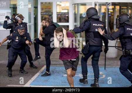 Gli attivisti della Proindipendenza della Catalogna occupano l'aeroporto di El Prat - Barcellona, in risposta alla pena detentiva di 100 anni ai leader dell'indipendenza della Catalogna, a Barcellona, in Catalogna, in Spagna. Il 14 ottobre 2019. (Foto di Miquel Llop/NurPhoto) Foto Stock