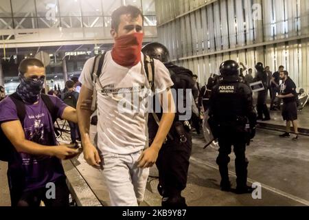 Gli attivisti della Proindipendenza della Catalogna occupano l'aeroporto di El Prat - Barcellona, in risposta alla pena detentiva di 100 anni ai leader dell'indipendenza della Catalogna, a Barcellona, in Catalogna, in Spagna. Il 14 ottobre 2019. (Foto di Miquel Llop/NurPhoto) Foto Stock