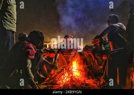 I venditori di cammelli si scaldano durante la notte fredda dopo la pioggia pesante alla fiera di Pushkar, Rajasthan, India, 03 novembre 2019.Thouses dei commercianti di bestiame dalla regione vengono alla fiera tradizionale del cammello dove il bestiame, principalmente cammelli, è commerciato. La fiera annuale del cammello e del bestiame è una delle più grandi fiere mondiali del cammello. (Foto di Vishal Bhatnagar/NurPhoto) Foto Stock