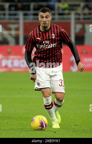 Rade Krunic di AC Milan in azione durante la Serie A match tra AC Milan e SS Lazio allo Stadio Giuseppe Meazza il 3 novembre 2019 a Milano. (Foto di Giuseppe Cottini/NurPhoto) Foto Stock