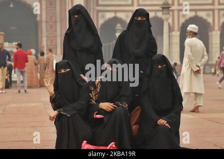 Le ragazze musulmane scattano foto a Jama Masjid in una mattinata fumosa nella vecchia Delhi india il 03 novembre 2019 (Foto di Nasir Kachroo/NurPhoto) Foto Stock